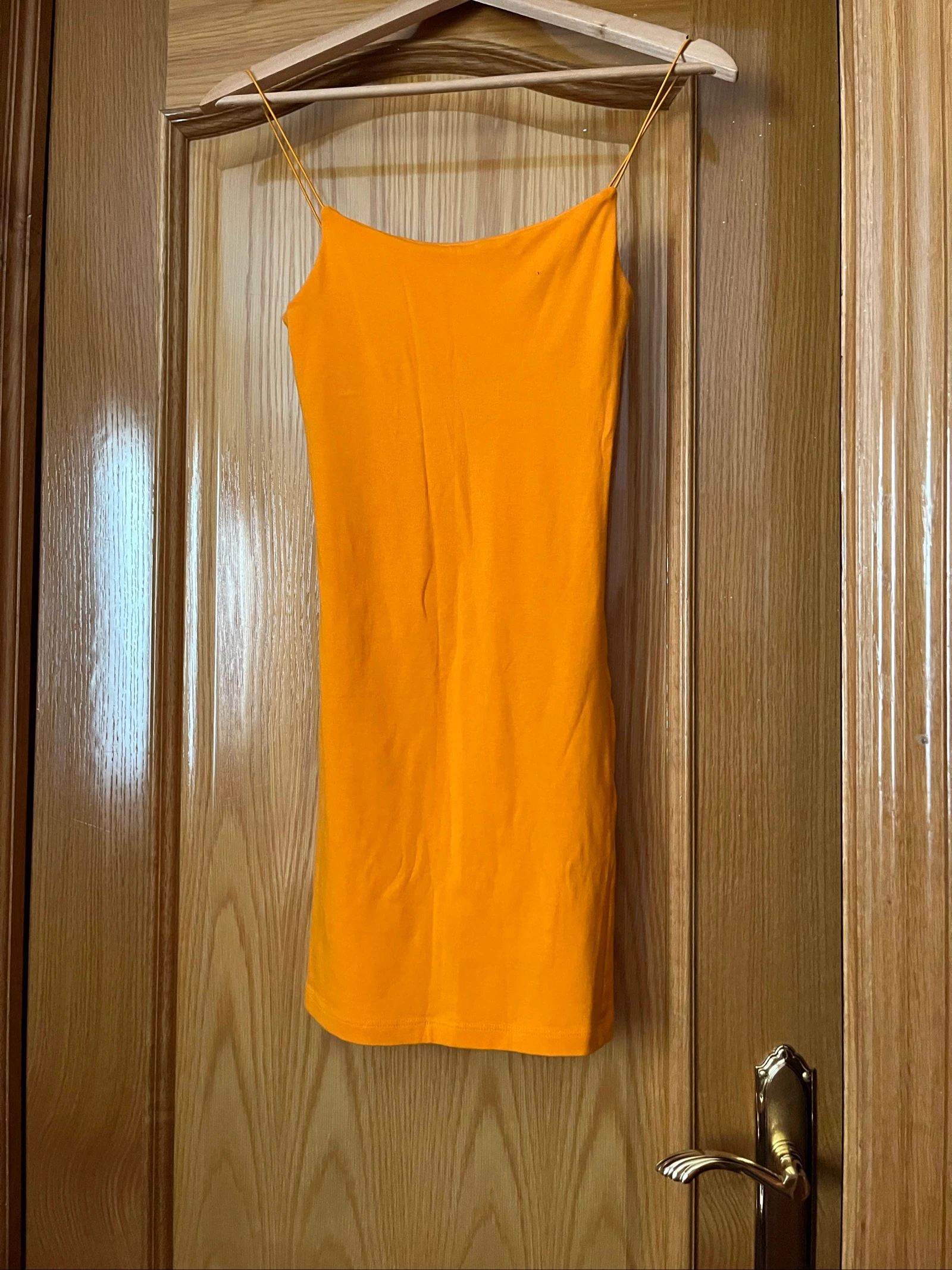 vestido corto naranja de Zara